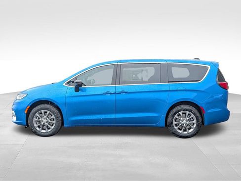 New 2026 Chrysler Pacifica Select AWD/4WD image 3