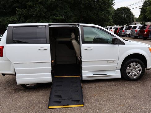 Used 2017 Dodge Grand Caravan SE w/ Power Window Group FWD image 2