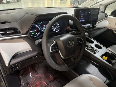 Used 2025 Toyota Sienna XLE w/ XLE Plus Package FWD image 15