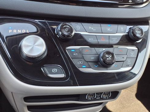 Used 2024 Chrysler Pacifica Touring-L FWD image 10