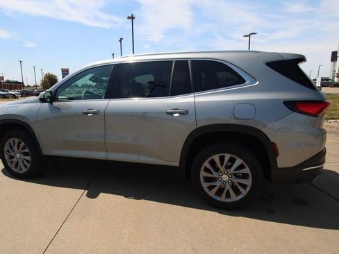Used 2025 Buick Enclave Preferred AWD/4WD image 15