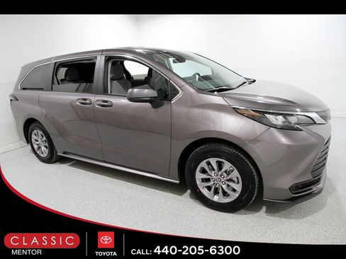 Certified 2024 Toyota Sienna LE image 1