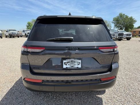 Used 2023 Jeep Grand Cherokee Altitude AWD/4WD image 9