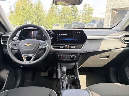 Used 2025 Chevrolet TrailBlazer LT w/ LT Cold Weather Package AWD/4WD image 22