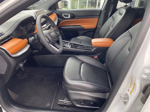 Used 2025 Jeep Compass Limited AWD/4WD image 9