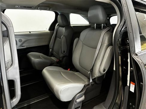 Used 2021 Toyota Sienna XLE image 23