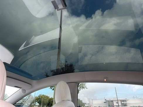 Used 2022 Tesla Model Y Long Range image 14