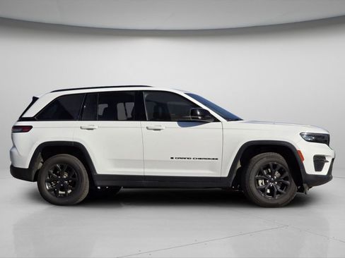 Used 2024 Jeep Grand Cherokee Altitude AWD/4WD image 10
