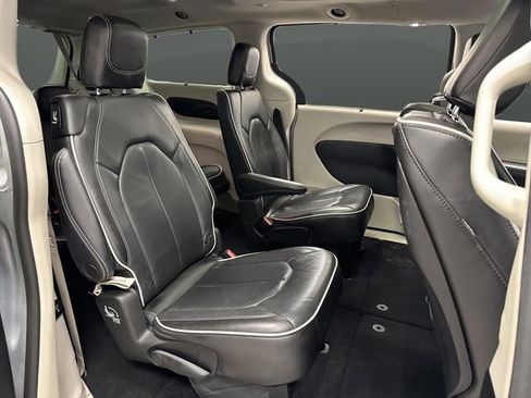 Used 2023 Chrysler Pacifica Limited w/ Uconnect Theater Family Group image 36