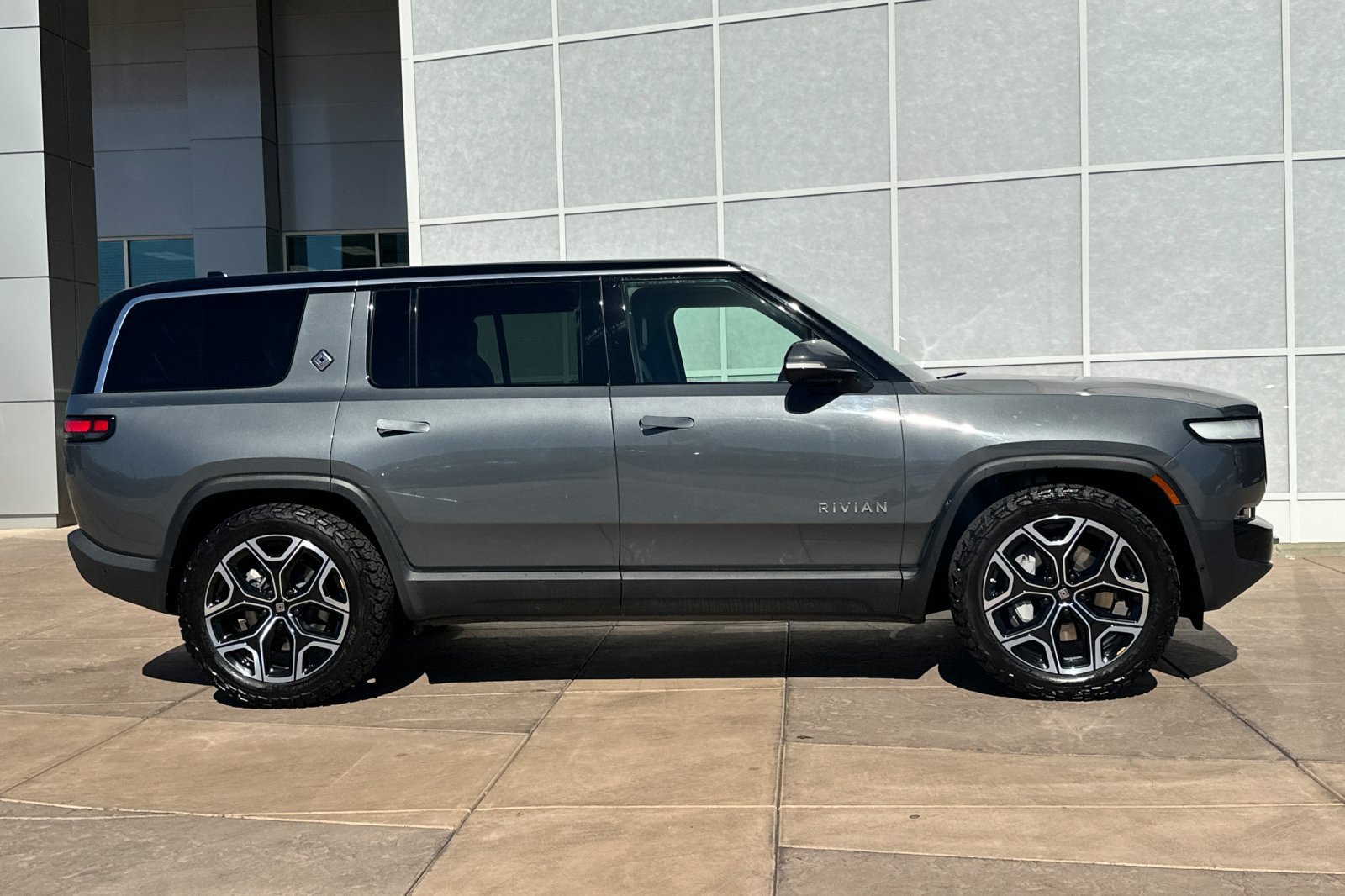 Used 2024 Rivian R1S Adventure Dual AWD/4WD image 3
