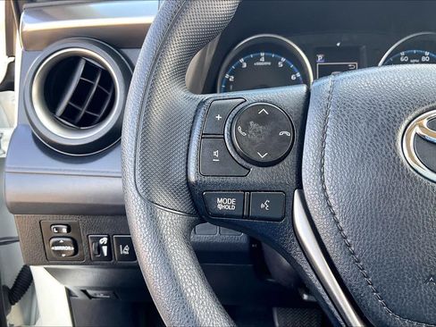 Used 2018 Toyota RAV4 LE FWD image 24