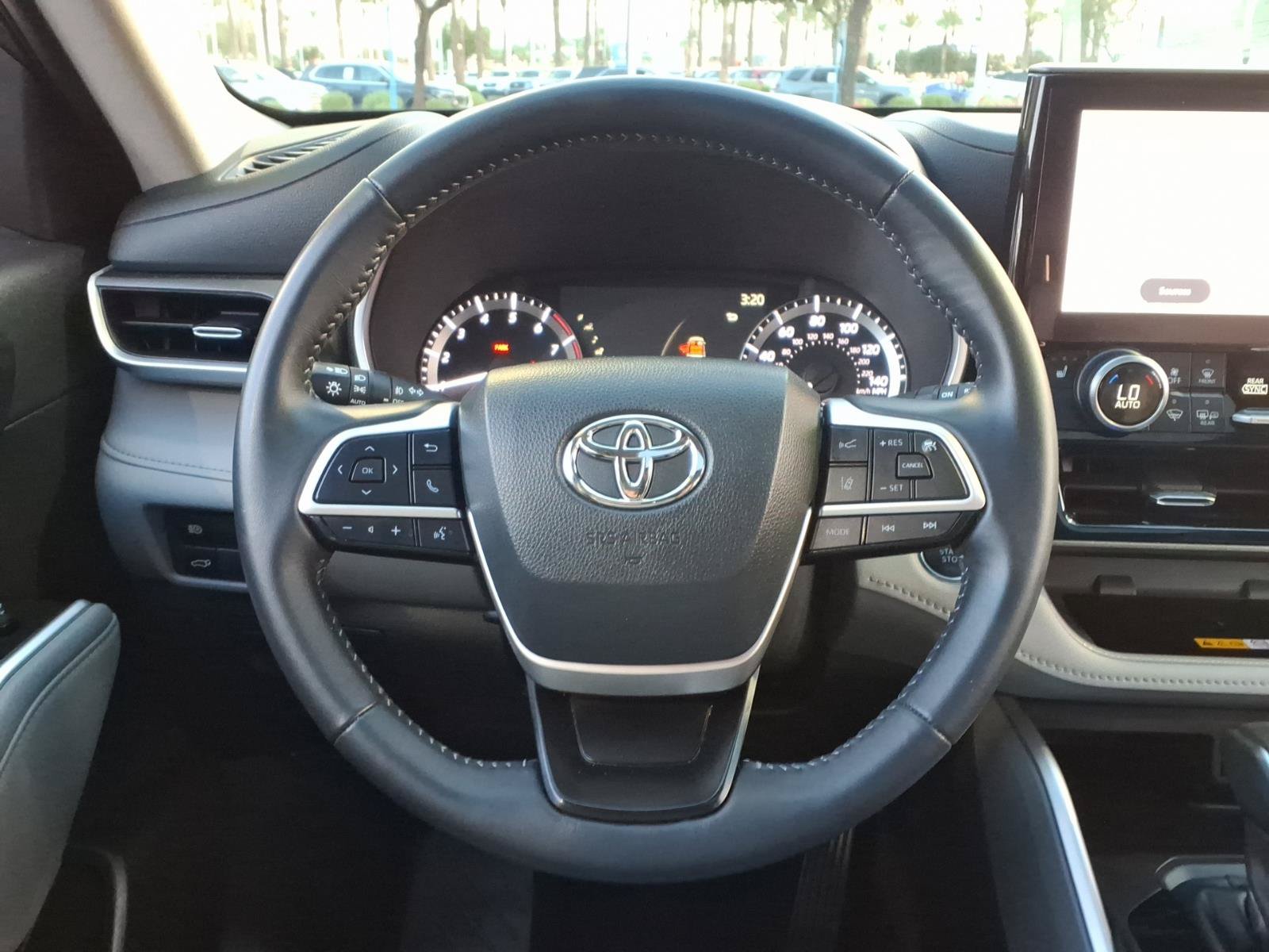 Used 2023 Toyota Highlander XLE FWD image 12