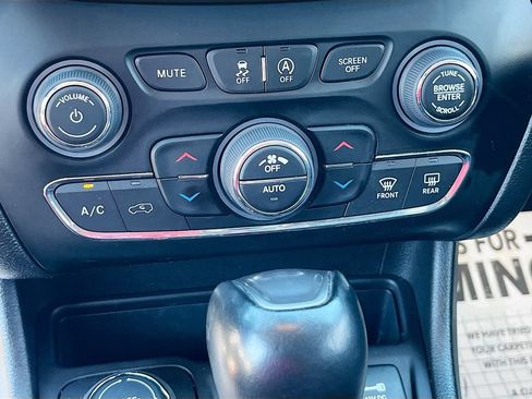 Used 2023 Jeep Cherokee Altitude Lux AWD/4WD image 16