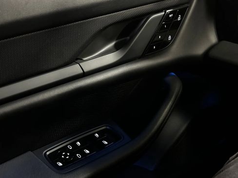 Used 2021 Porsche Taycan image 32