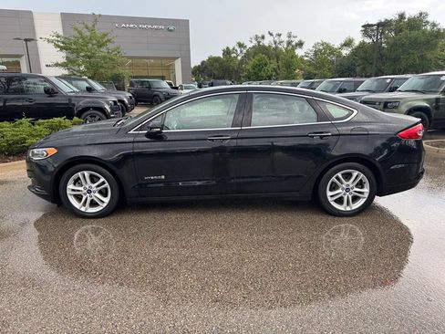 Used 2018 Ford Fusion SE w/ Equipment Group 602A FWD image 2