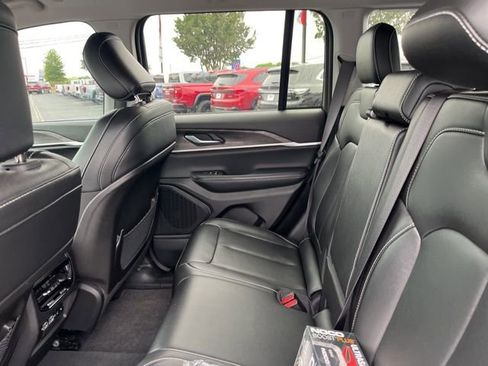 Used 2023 Jeep Grand Cherokee Limited RWD image 12