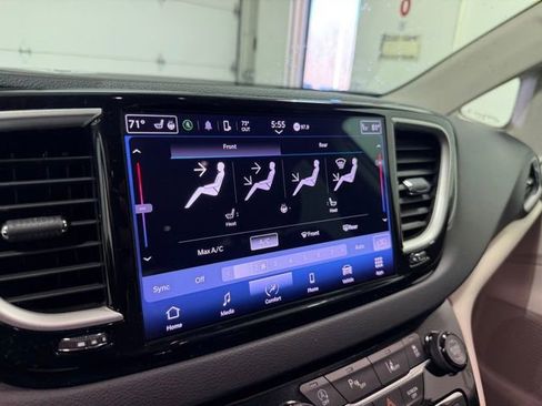 Used 2023 Chrysler Pacifica Touring-L image 19