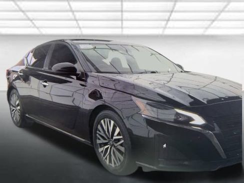 Used 2023 Nissan Altima 2.5 SV FWD image 1