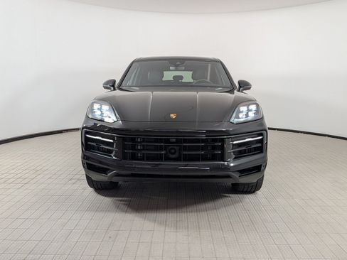 Certified 2025 Porsche Cayenne AWD/4WD image 6