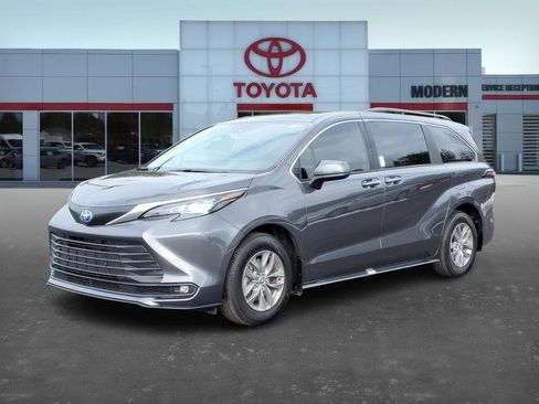 Used 2025 Toyota Sienna XLE image 1