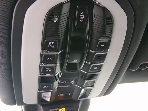 Used 2023 Porsche Macan image 31