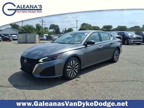 Used 2024 Nissan Altima 2.5 SV FWD image 1