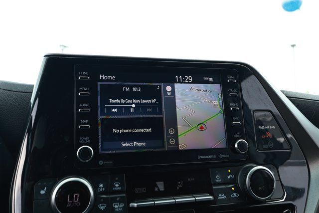 Used 2020 Toyota Highlander XLE AWD/4WD image 16