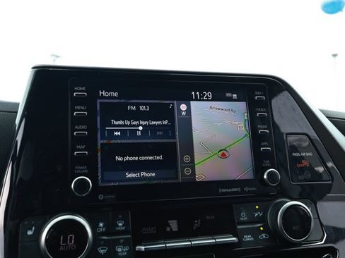 Used 2020 Toyota Highlander XLE AWD/4WD image 16