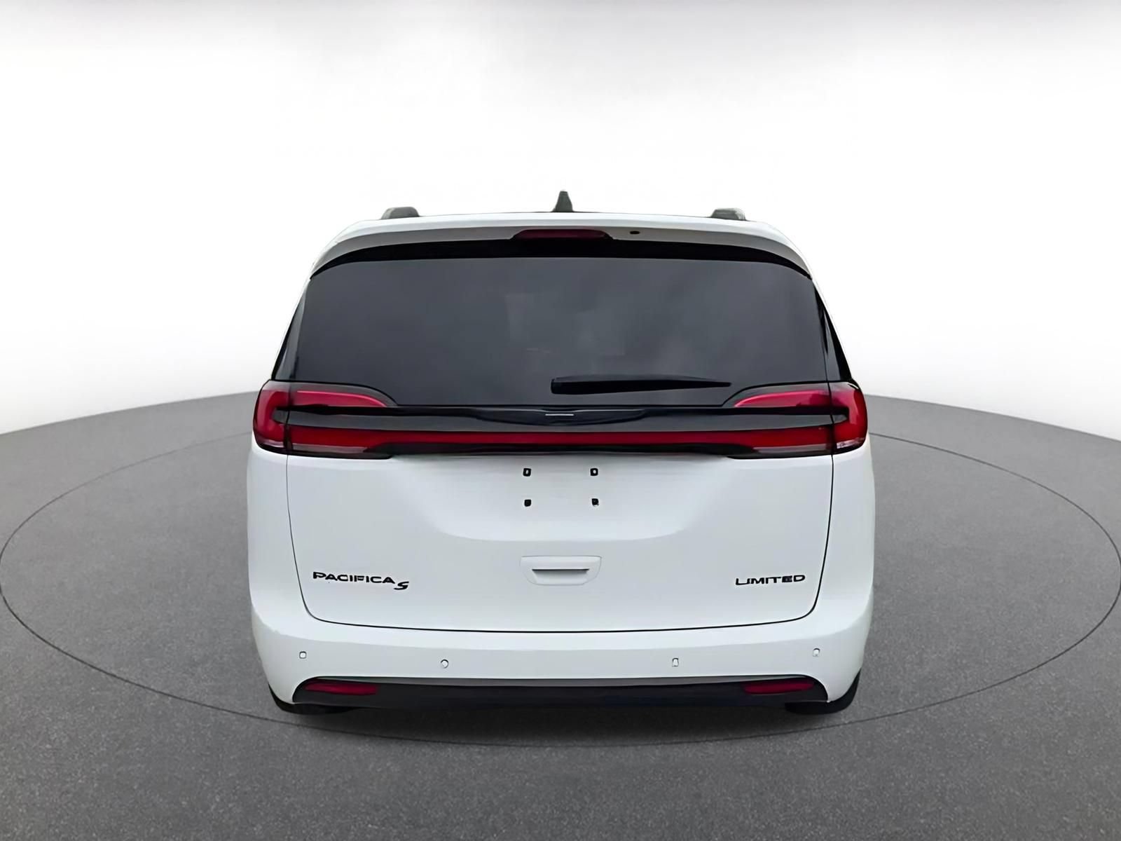 Used 2025 Chrysler Pacifica Limited FWD image 12