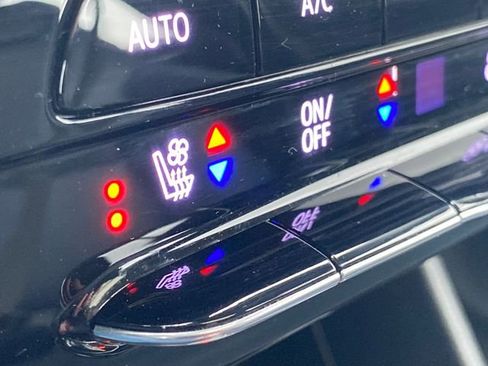 Used 2022 Chevrolet Bolt EUV Premier w/ Launch Edition image 32