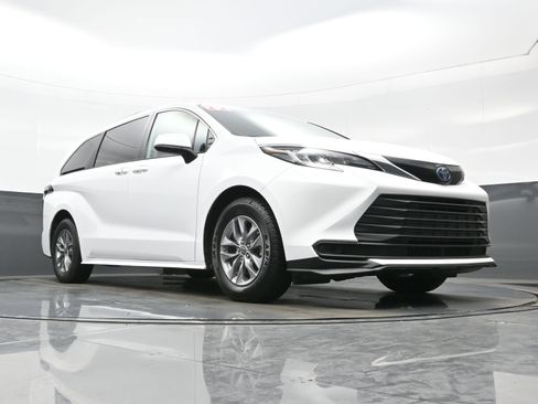 Used 2022 Toyota Sienna LE AWD/4WD image 25