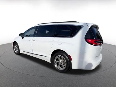 Used 2023 Chrysler Pacifica Limited image 10