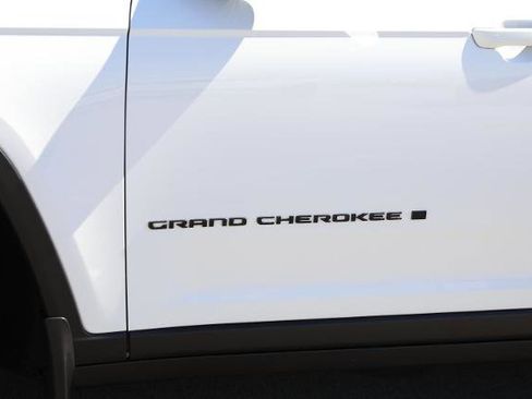 Used 2022 Jeep Grand Cherokee Altitude image 4