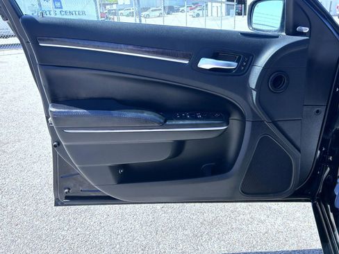 Used 2017 Chrysler 300 C RWD image 9