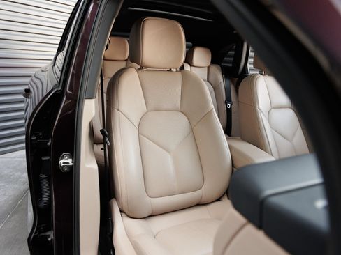 Certified 2025 Porsche Macan AWD/4WD image 34