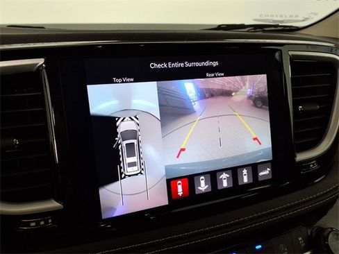 Used 2023 Chrysler Pacifica Touring-L image 27