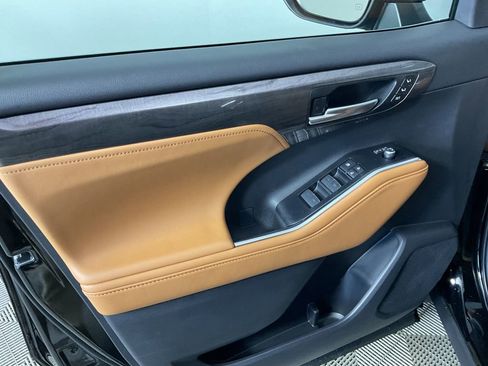 New 2026 Toyota Highlander Platinum AWD/4WD image 16
