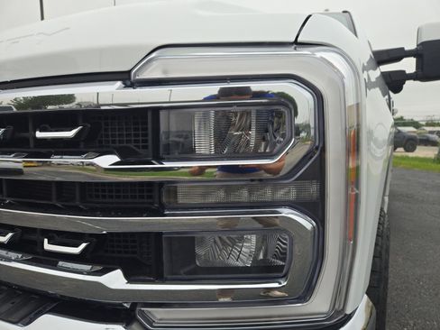 Used 2023 Ford F250 Lariat w/ Lariat Ultimate Package AWD/4WD image 9
