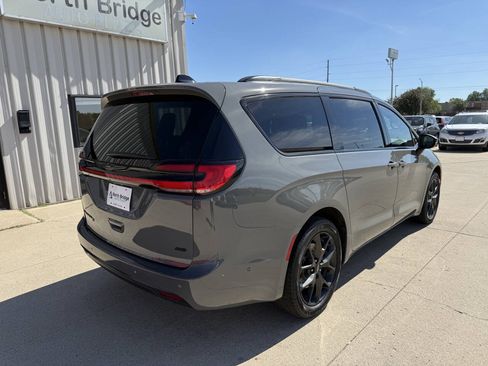 Used 2023 Chrysler Pacifica Touring-L w/ S Appearance Package AWD/4WD image 4