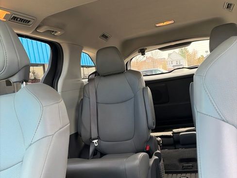 Used 2021 Toyota Sienna XLE AWD/4WD image 24