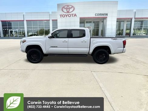 Used 2017 Toyota Tacoma TRD Sport image 5