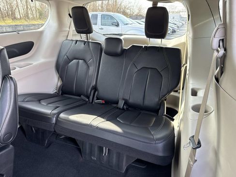 Used 2022 Chrysler Pacifica Touring-L image 28