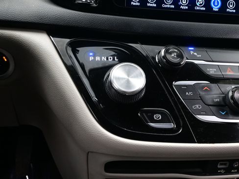 Used 2017 Chrysler Pacifica Touring-L Plus image 23