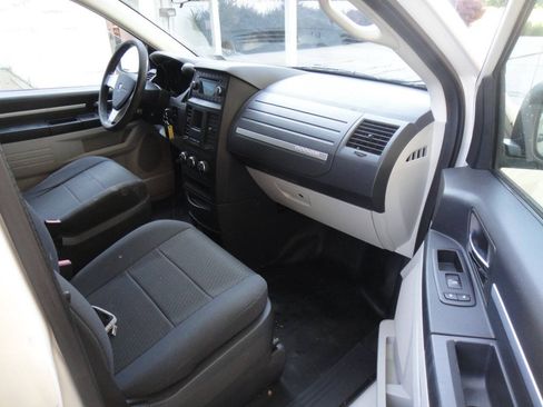 Used 2010 Dodge Grand Caravan FWD image 11