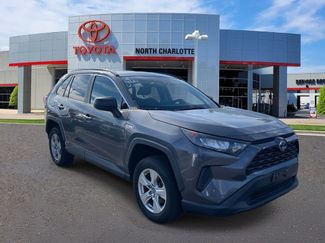 Used 2020 Toyota RAV4 LE video 1