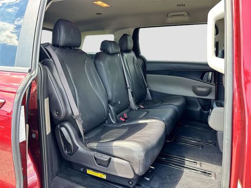 Used 2025 Kia Carnival FWD image 28