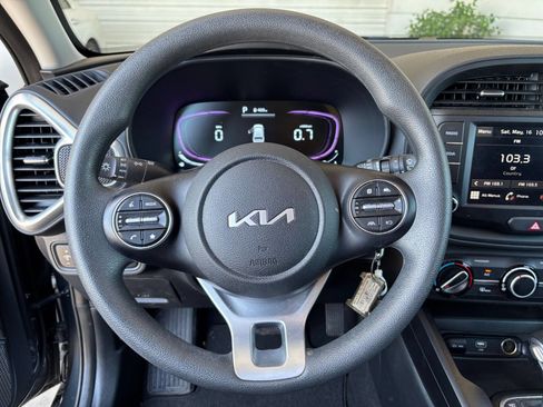 Used 2025 Kia Soul LX w/ LX Technology Package FWD image 25