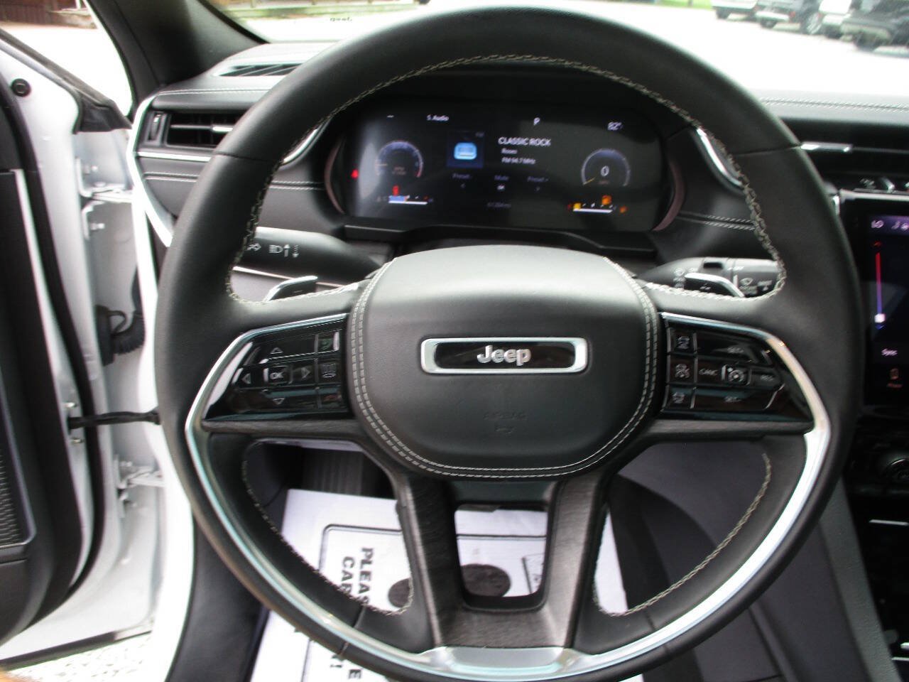 Used 2023 Jeep Grand Cherokee Overland AWD/4WD image 17