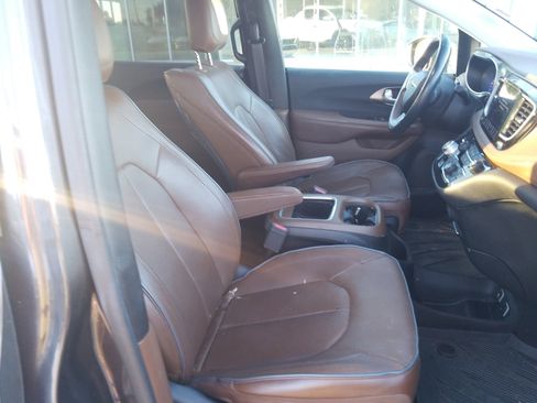 Used 2018 Chrysler Pacifica Limited w/ Tire & Wheel Group image 15