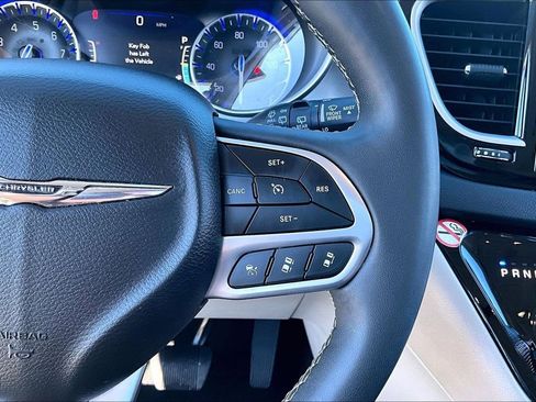 Used 2024 Chrysler Pacifica Touring-L image 12